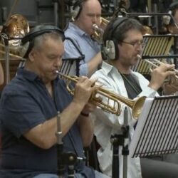 Brassmusiker spielen im Aufnahmestudio aus Notenblättern
