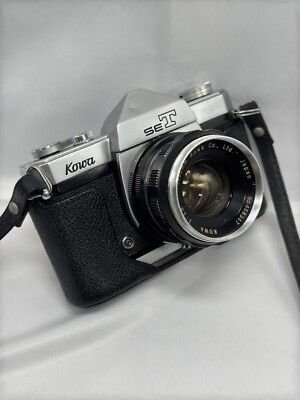 Vintage-Kowa-Kamera mit Objektiv und schwarzem Trageriemen