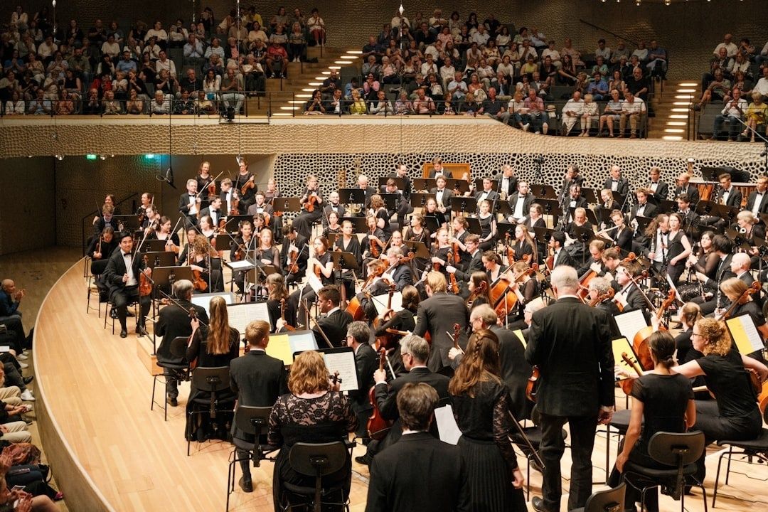 Großes Orchester spielt vor Publikum in einem Konzertsaal